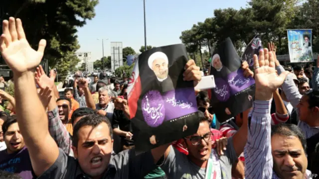 هواداران آقای روحانی از پیش اعلام کرده بودند که برای استقبال از او در فرودگاه جمع خواهند شد