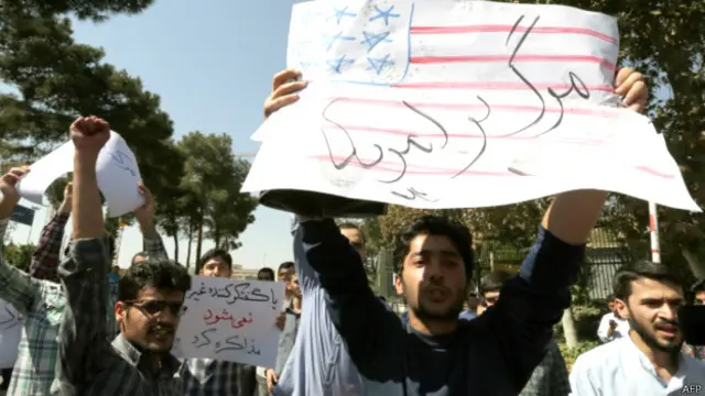 سایت رجا نیوز، وابسته به راستگرایان تندرو گفته بود که گروهی از دانشجویان در اعتراض به فرودگاه خواهند رفت.