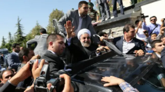 تہران کے ائرپورٹ پر صدر روحانی کے حامی اور ان کے جوہری پروگرام پر بیان کی مخالفت کرنے والے جمع تھے