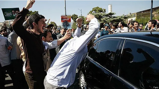 مخالفان مذاکره با آمریکا مانع عبور ماشین رئیس جمهور ایران شدند