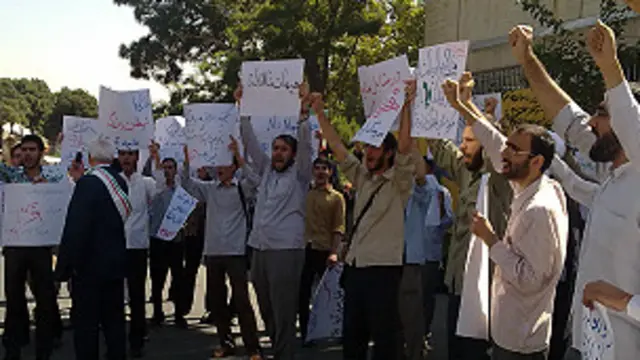 یک گروه از منتقدان مواضع حسن روحانی هنگام بازگشت او به تهران، در فرودگاه تجمع کردند