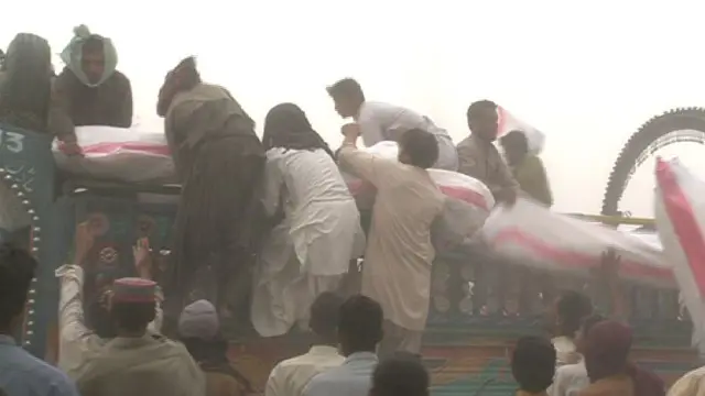 पाकिस्तान में भूकंप पीड़ितों ने सामान लूट लिया