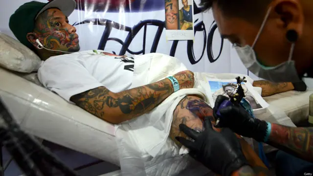 दुतदुतान फेस्टिवल में सिर्फ टैटू का प्रदर्शन ही नहीं होता है, बल्कि आप यहां टैटू बनवा भी सकते हैं. 