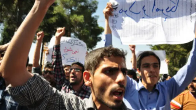 معترضان به تماس تلفنی آقای روحانی و باراک اوباما در هنگام ورود وی به ایران در فرودگاه مهرآباد تجمع کردند