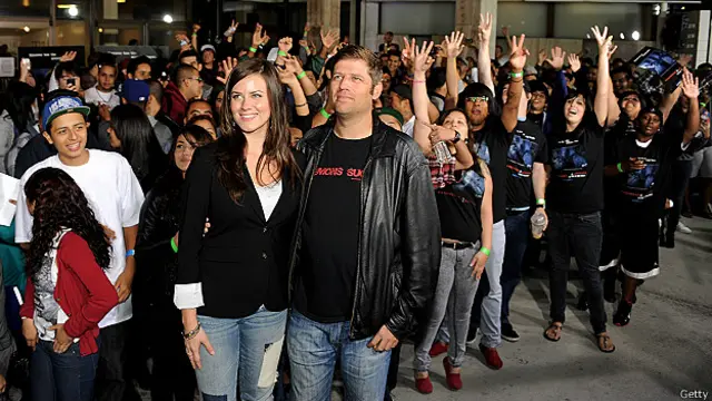 La actriz Katie Featherston y el productor Oren Peli en el estreno de "Actividad Paranormal" en Los Ángeles