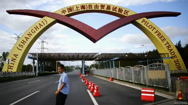上海自貿區牌樓（資料圖片）