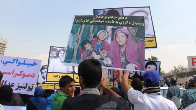 خانواده‌های قربانیانی که در اواخر دهه پنجاه در افغانستان توسط آگسا، سازمان اطلاعاتی حکومت وقت، کشته شده اند هم در این راهپیمایی شعار سر دادند.