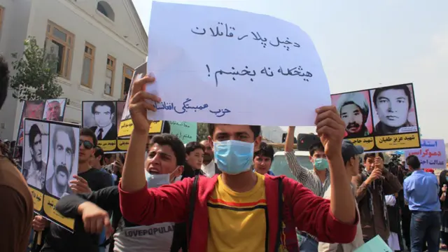 معترضان می‌گویند که عاملان کشتار افغان ها در سی سال گذشته باید مجازات شوند. آنها تاکید کردند که عامل کشتار وابستگان خود را هیچ وقتی نمی بخشند.