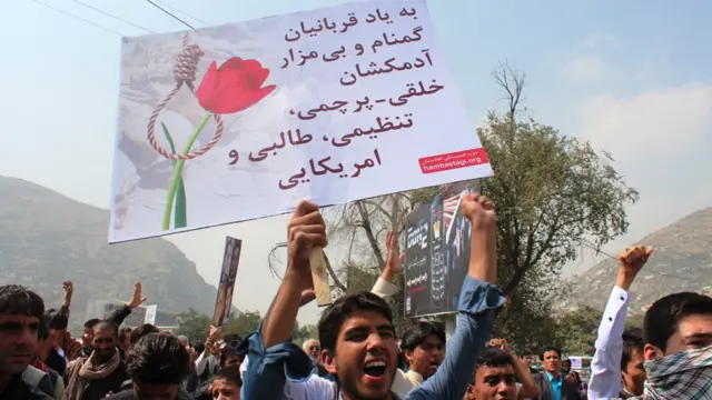 خواست اصلی معترضان به دادگاه کشاندن عاملان کشتار افغان ها در سی سال گذشته و مجازات آنها است.