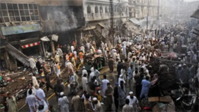 دھماکے سے گاڑیوں اور قریبی دکانوں کو بھی شدید نقصان پہنچا ہے