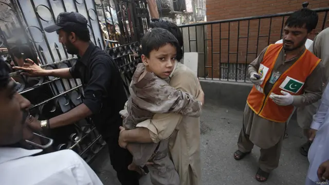 پاکستان کے سرکاری ٹی وی نے لیڈی ریڈنگ ہسپتال کی انتظامیہ کے حوالے سے بتایا کہ ہلاک ہونے والوں میں آٹھ بچے اور تین خواتین شامل ہیں۔