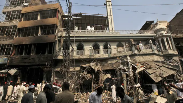 اتوار کی صبح خیبر پختون خوا کے دارالحکومت پشاور کے تاریخی بازار قصہ خوانی میں کار بم دھماکہ ہوا۔