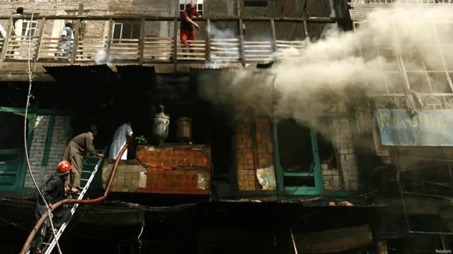 خیبر پختون خوا کے اے آئی جی پولیس شفقت ملک نے مقامی میڈیا سے بات کرتے ہوئے کہا تھا کہ دھماکہ بارود سے بھری گاڑی میں ہوا۔ 