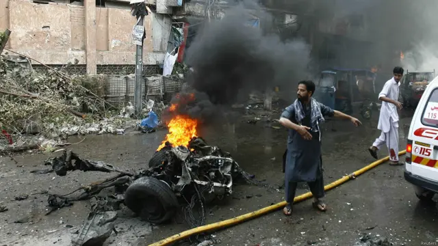  اے آئی جی پولیس شفقت ملک کا کہنا تھا کہ ’اس دھماکے میں استعمال ہونے والی پوری گاڑی کو بم میں تبدیل کر دیا گیا تھا اور لگتا ہے کہ یہ ریموٹ کنٹرول بم دھماکا ہے۔‘