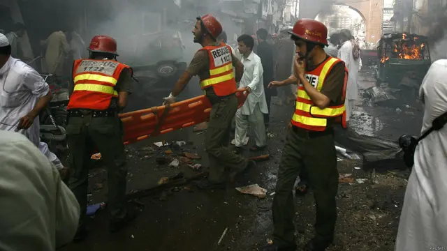 دھماکے کے فوراً بعد امدادی کارروائیوں شروع کر دی گئیں۔