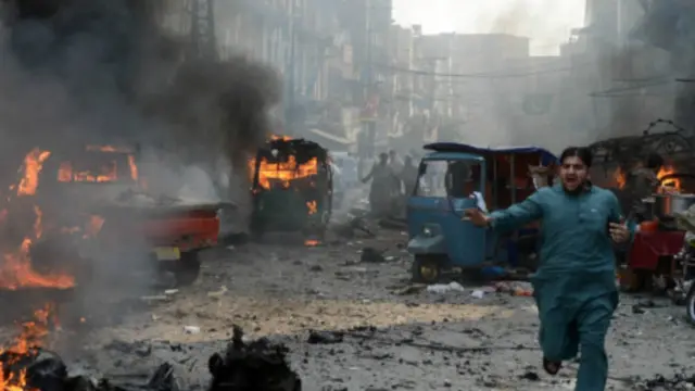 پشاور کے قصہ خوانی بازار میں دھماکے کے بعد کا منظر