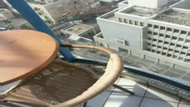 این عکس از ساختمان سفارت آمریکا همراه با خبر بازداشت آقای منصوری منتشر شده است