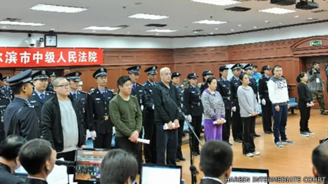 李東哲、高山等人於哈爾濱中級法院出庭受審(哈爾濱中級法院發放圖片29/9/2013)