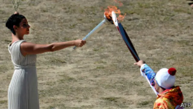 Огненную эстафету начал 18-летний греческий лыжник Яннис Антониу