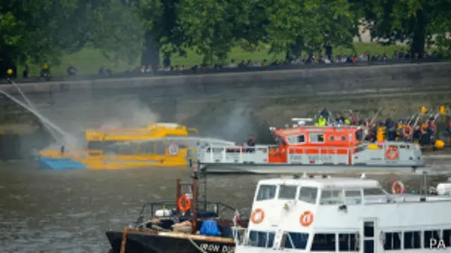 Тушение пожара на судне на Темзе