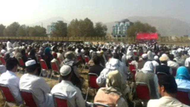 افغان پارلمان په ۲۰۰۷ کال کې داسې یوه طرحه تصویب کړه چې له مخې یې جنګي مجرمین له قانوني تعقیبه خوندي بلل شوي دي، چې همدغه کار په افغانستان کې د ډېرو په باور د انتقالي عدالت پلې کېدل ستونزمن کړي.