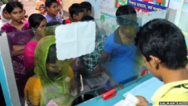 बच्चे स्वयंसेवक के रूप में सेवा देते हैं.