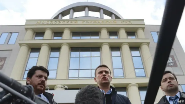 Алексей Навальный у здания Мосгорсуда