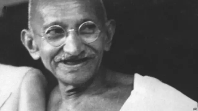 महात्मा गांधी को चर्चिल 'नंगा फ़कीर' कह कर पुकारते थे.