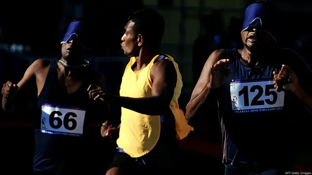 දෘශ්‍යාබාධිත තරඟ කරුවෝ සහායක මගපෙන්වන්නන්ගේ ආධාරය ඇතිව තරඟ කළහ.