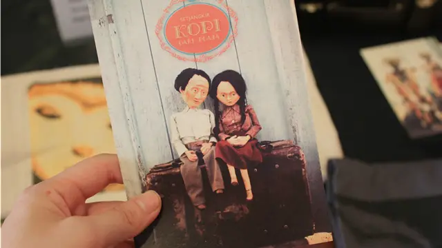 Secangkir Kopi dari Playa merupakan satu dari tiga judul pementasan Papermoon Theater yang mengangkat latar sejarah tahun 1965. Sejarah bagi mereka adalah sebuah landasan yang membentuk kehidupan tiap orang hari ini. "Kita ingin menceritakan sejarah yang biasanya didiskusikan dengan otak, dengan pendekatan yang lain, yaitu dengan rasa," kata Maria. 