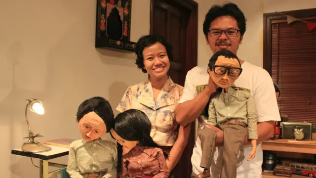 Maria Tri Sulistyani (kiri) dan Iwan Effendi (kanan) pertama kali mementaskan kisah ini pada 2011 lalu di Yogyakarta. Pertunjukan kali ini merupakan gelaran pertama di Jakarta. "Sulit mencari sponsor untuk pertunjukan karena harus ditampilkan di ruang rahasia dengan jumlah penonton hanya 30 orang saja," kata Iwan. 