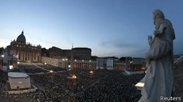 Oración colectiva en la plaza de San Pedro en septiembre de 2013