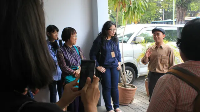 Sebuah pementasan yang dibawakan oleh Papermoon Puppet Theater, Senin (30/09), di Goethe Haus Jakarta, menghadirkan sebuah konsep berbeda. Penonton diajak ikut serta dalam bagian dari cerita berjudul Secangkir Kopi dari Playa, yang berlatar peristiwa pembantaian komunis pada 1965. Foto-foto: Christine Franciska. 