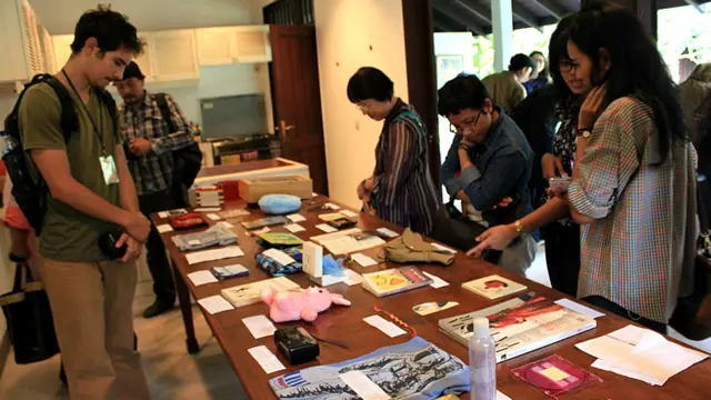 Selain pertunjukan, di Museum Pahit Manis, pengunjung juga diajak untuk melihat kumpulan barang-barang pribadi yang ingin dilupakan. Barang-barang ini dikumpulkan dari calon penonton yang sebelumnya mendaftar untuk mendapatkan tiket. 