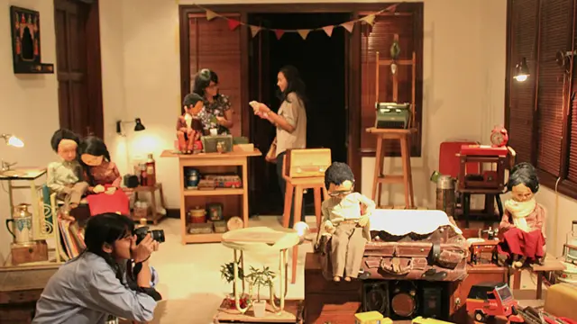 Cerita ini diangkat oleh Papermoon Puppet Theater dari kisah nyata seorang ahli metalurgi asal Indonesia di Kuba yang tetap tak menikah karena janji setianya. Bagi sutradara, ini adalah sebuah cara lain untuk melihat sejarah peristiwa 1965. "Kita kadang menjadi bangsa yang cepat lupa. Ini adalah mengingat dengan cara yang lain," kata Iwan Effendi. 