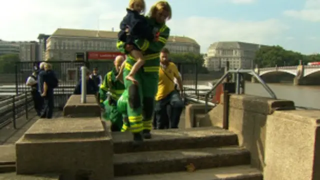Turistas são retirados do rio