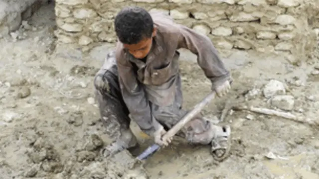 گاؤں کی سطح پر امدادی سرگرمیوں میں عوام اور سول سوسائٹی کو بھی شامل کر رہے ہیں