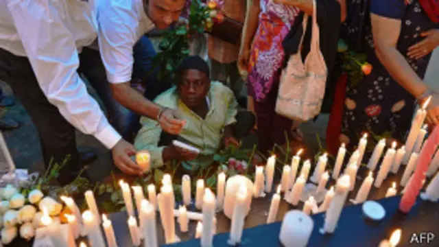 Кенийцы зажигают свечи за погибших в Westgate во время молитвы