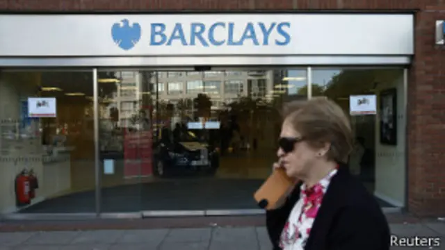 Barclays to close quarter of his branches in uk