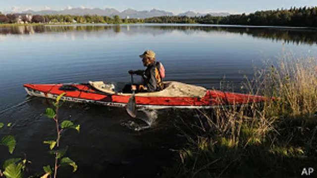 hombre en canoa en un lago
