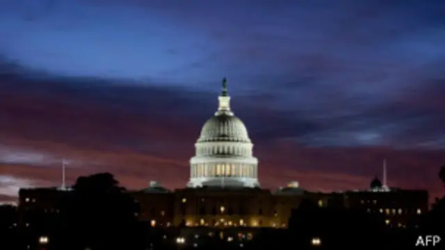 قد تضطر الحكومة الأمريكية إلى تعليق كافة الخدمات الفيدرالية غير الضرورية