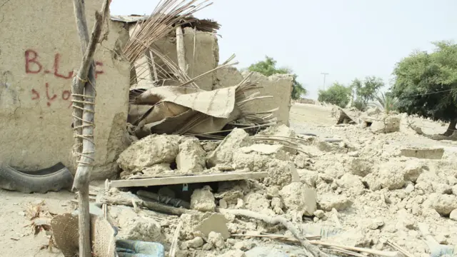 زلزلے کو چار روز گزر جانے کے باوجود کئی علاقے ایسے تھے جہاں امدادی کاروائیاں شروع نہیں ہو پائی تھیں۔