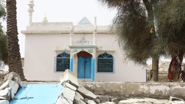 مالاہار کی مسجد جو کہ پکی اینٹوں سے بنی ہوئی تھی مخدوش حالت میں تھی، باقی سارا گاؤں ملبے کا ڈھیر بن گیا تھا