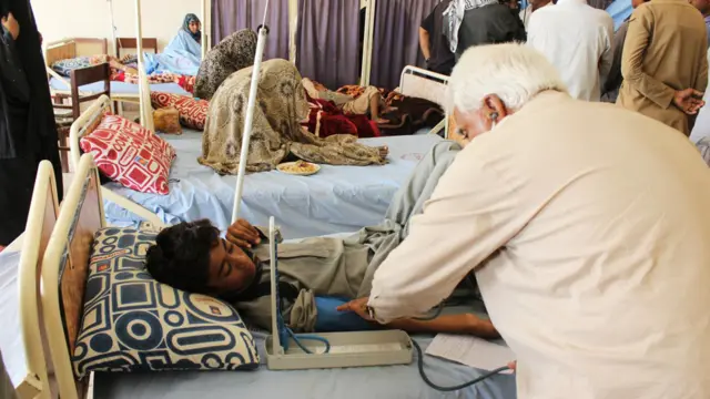 میڈیکل کیمپ میں ابتدائی طبی امداد کے بعد مریضوں کو آواران کے ضلعی ہسپتال منتقل کر دیا جاتا ہے۔