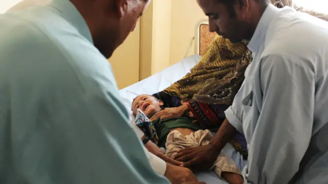 مشکے کے مضافات میں لوگوں نے اپنی مدد آپ کے تحت ایک عارضی میڈیکل کیمپ لگایا ہوا ہے۔