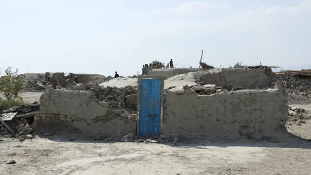 متاثرہ علاقوں تک امدادی کاروائیوں میں مشکلات کی وجہ ان علاقوں تک رسائی کے لیے سڑکوں کا نہ ہونا تھا۔