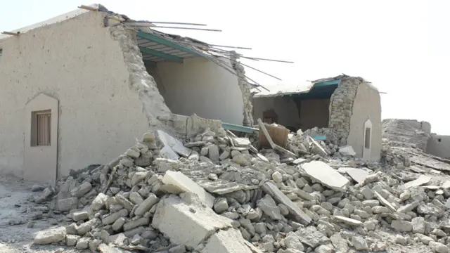 زلزلے کی شددت اتنی زیادہ تھی کہ اکثر مکان مکمل طور پر منہدم ہوگئے۔