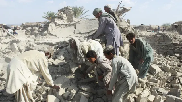 اس علاقے میں زیادہ تر مکانات کی دیواریں کچی مٹی اور چھت چٹائیوں اور کھجی کی ٹہنیوں سے بنی ہوئی ہیں۔