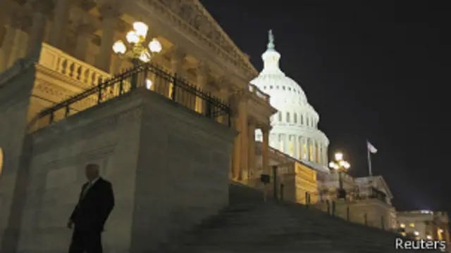 Член Палаты представителей США спускается по ступенькам Капитолия в Вашингтоне 30 сентября 2013 года