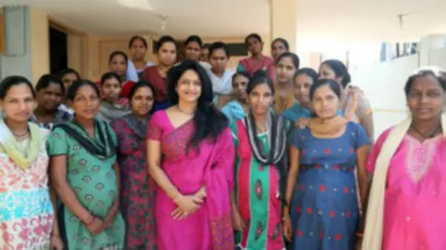 डॉ. नयन पटेल (बीच में) सरोगेसी सेंटर चला रही हैं